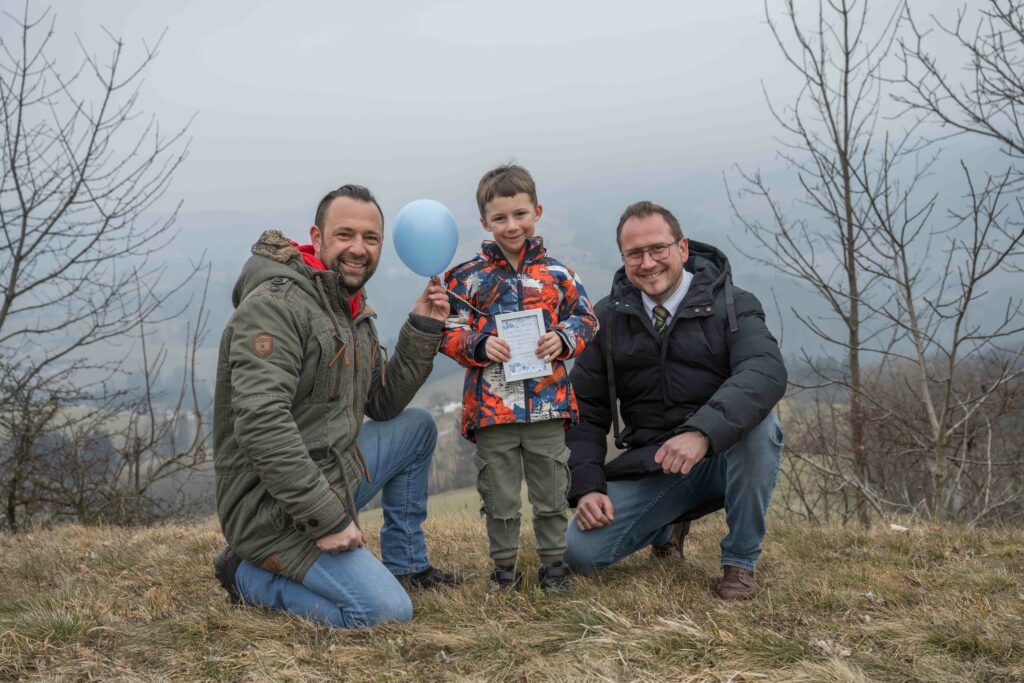 Landwirt Richard Krinner, Samuel und Gernot Trattner am Fundort des Tiroler Luftballons